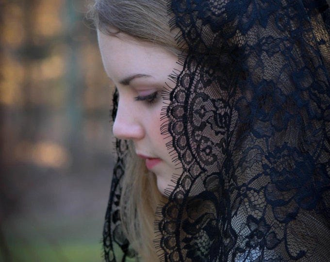 Evintage Veils~ READY TO SHIP  Black Spanish Style Lace Floral Lace Mantilla Chapel Veil Classic D Shape