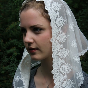Evintage: our Lady of the Doves Lace Small Triangle Mantilla Chapel ...