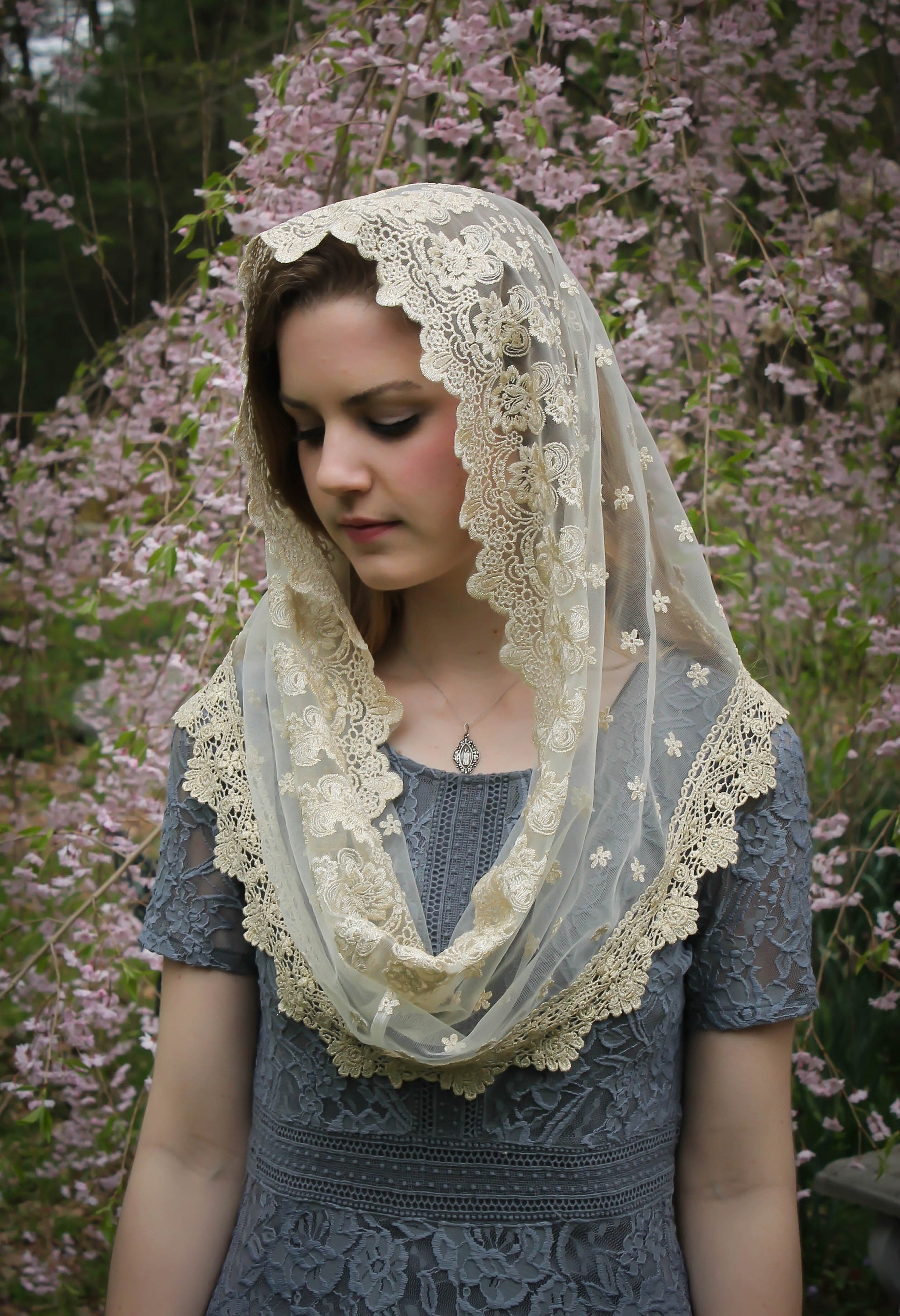 Mantveil Catholic Chapel Veil for Women: Traditional Floral Embroidered Lace Mantilla Church Veils Latin Mass Head Covering