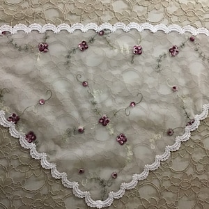 Evintage-sluiers: kleine bloemen St. Theresia, kleine bloem, vintage-geïnspireerde, driehoekige kapelsluier met geborduurde kant