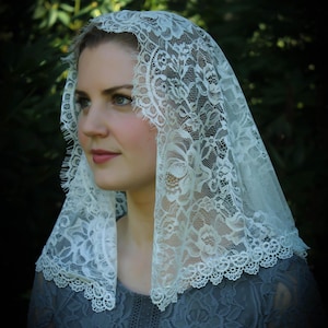 Evintage Veils~ Ready to Ship! White Spanish Style  Lace Mantilla Chapel Veil Classic D Shape