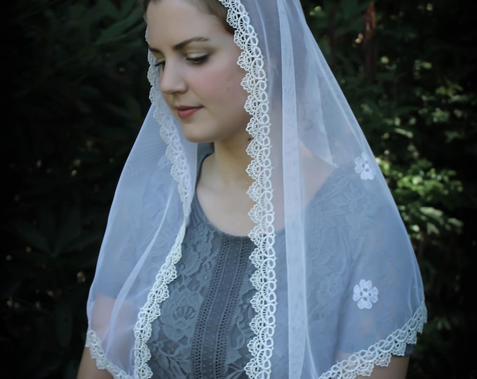 Evintage Veils~ Traditional Cream White Embroidered Lace  Vintage Inspired Lace Chapel Veil Mantilla Classic D Shaped Veil
