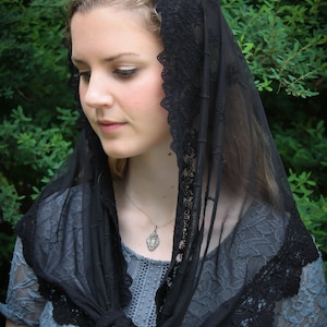 Evintage: "Our Lady of the Doves"  Lace Wrap-Style  Mantilla Chapel Veil White or Black Embroidered