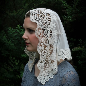 Velos vintage ~ Velo de capilla francés tradicional de encaje suave Mantilla color marfil: Mini triángulo