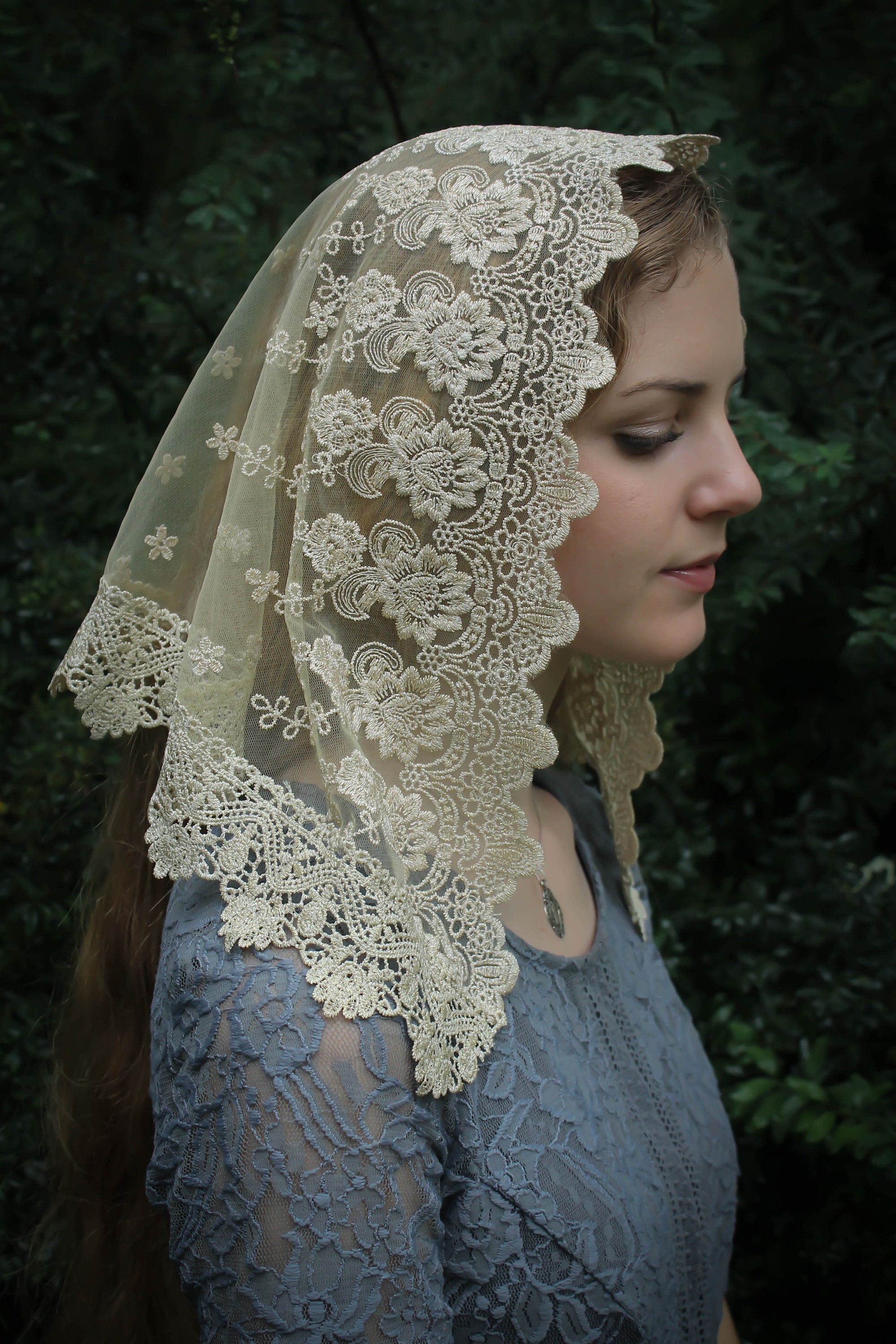 Mantveil Catholic Church Veils for Women: Lovely Gold Daisy Flower