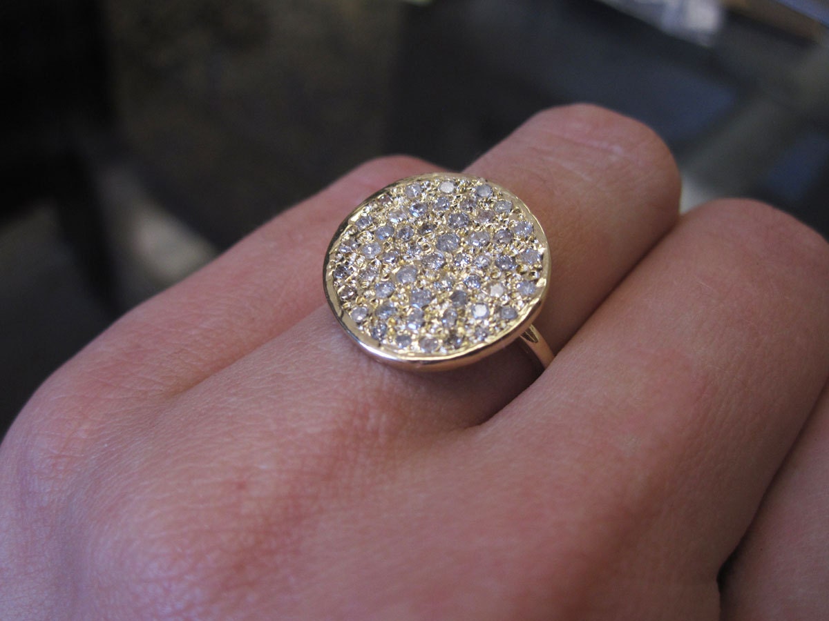 Aros Redondos Pequeños De Zirconia Cúbica Verde Con Baño De Oro 18k