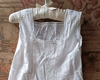 Robe de fille en dentelle à œillets français vintage douce