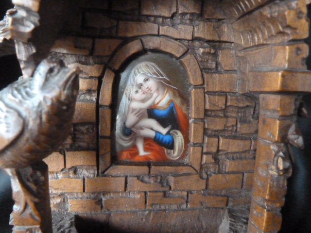 Antique Forêt Noire Sculptée Grotte en Bois Icône Devotional Benetier Stoup avec Limoges Porcelaine