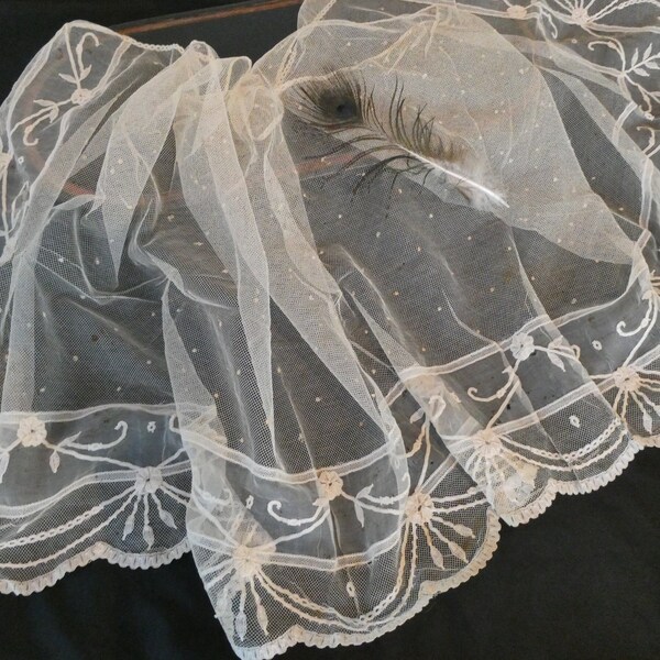 Exquis fin 19ème siècle Antique Blond Silk Wedding Lace Stolele Shawl avec détails de gaze de soie, vêtements historiques, vintage Bride