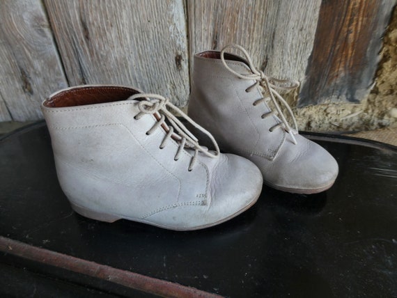 One Pair of Adorable Vintage French White Leather… - image 4