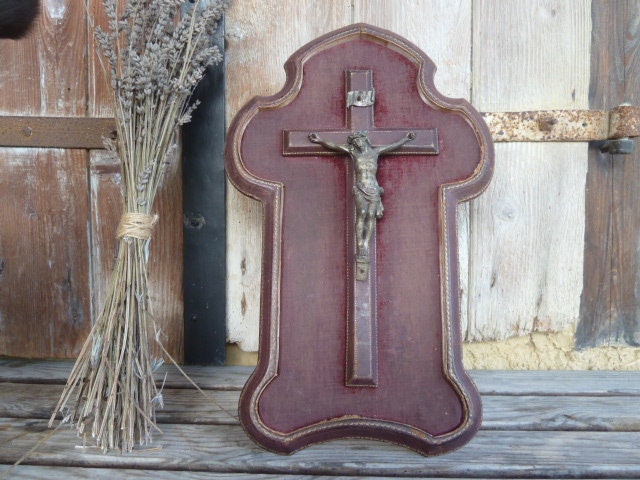 Métal Antique Usé Par Le Temps et Crucifix de Dévotion en Cuir Doré avec Stand Chevalet, Christianis