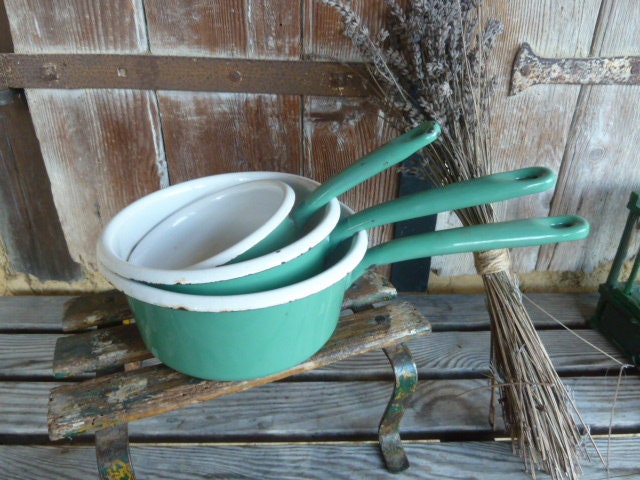 Ensemble de 3 Vintage Mid Century Français Chippy Green Enamel Saucepans, Kitchenalia, Brocante Déco