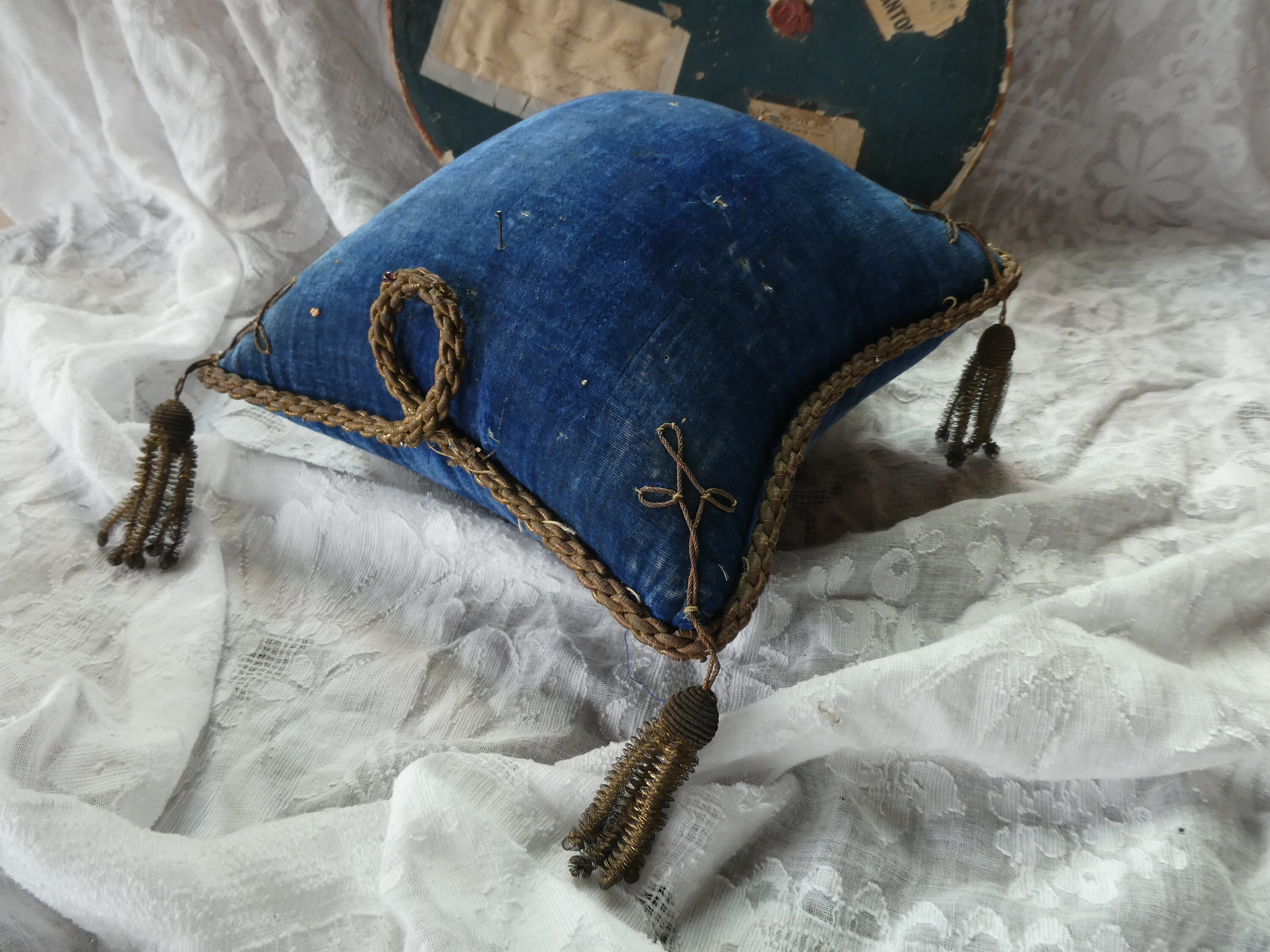 Superbe Ancien Oreiller d'affichage de Boudoir en Velours Bleu Cobalt Du 19Ème Siècle d'un Dôme Mari