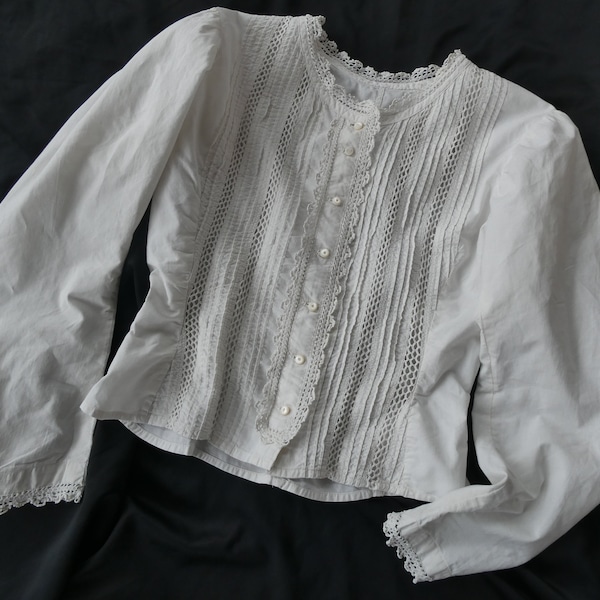 Belle blouse en coton vintage victorienne de la fin des années 1800, style corset de taille de guêpe, garniture en dentelle au crochet, costume historique