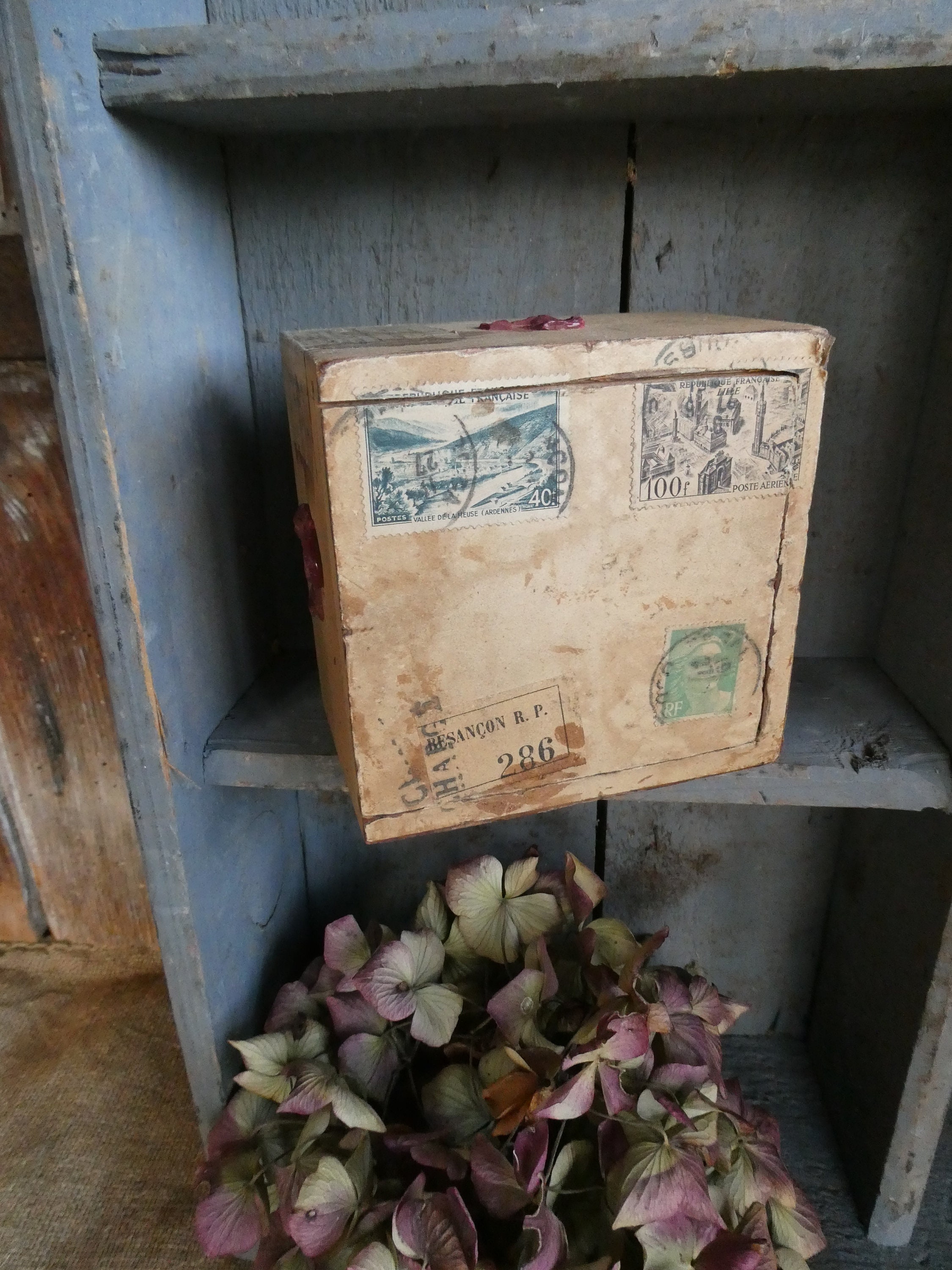 Boîte à Poster en Bois Français Antique Évocatrice avec Timbres, Étiquettes et Sceaux de Cire, Acces