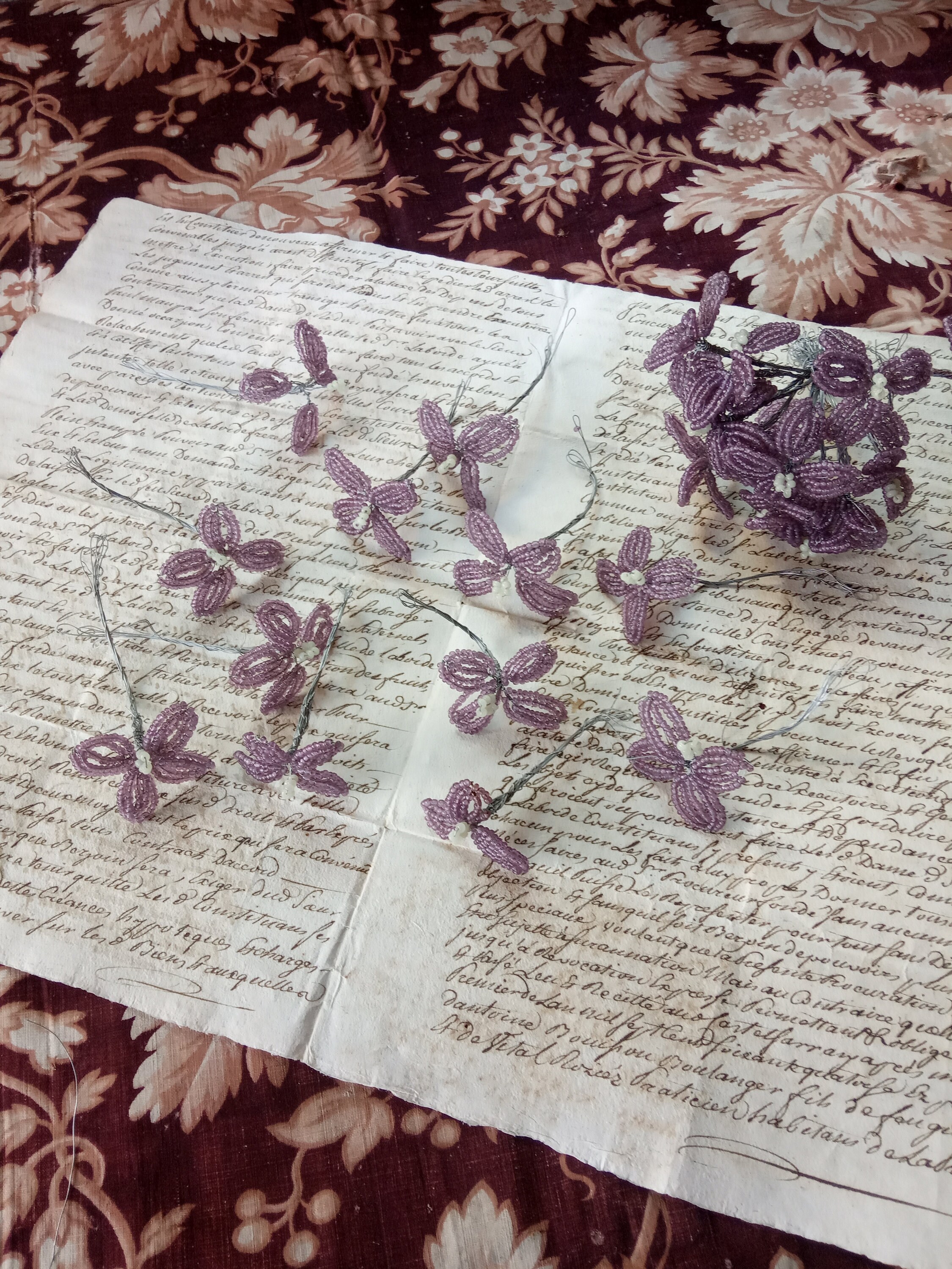 Bouquet de Douze Fleurs Anciennes Français Perles Verre Lilas, Noël Vintage, Brocante Décorative