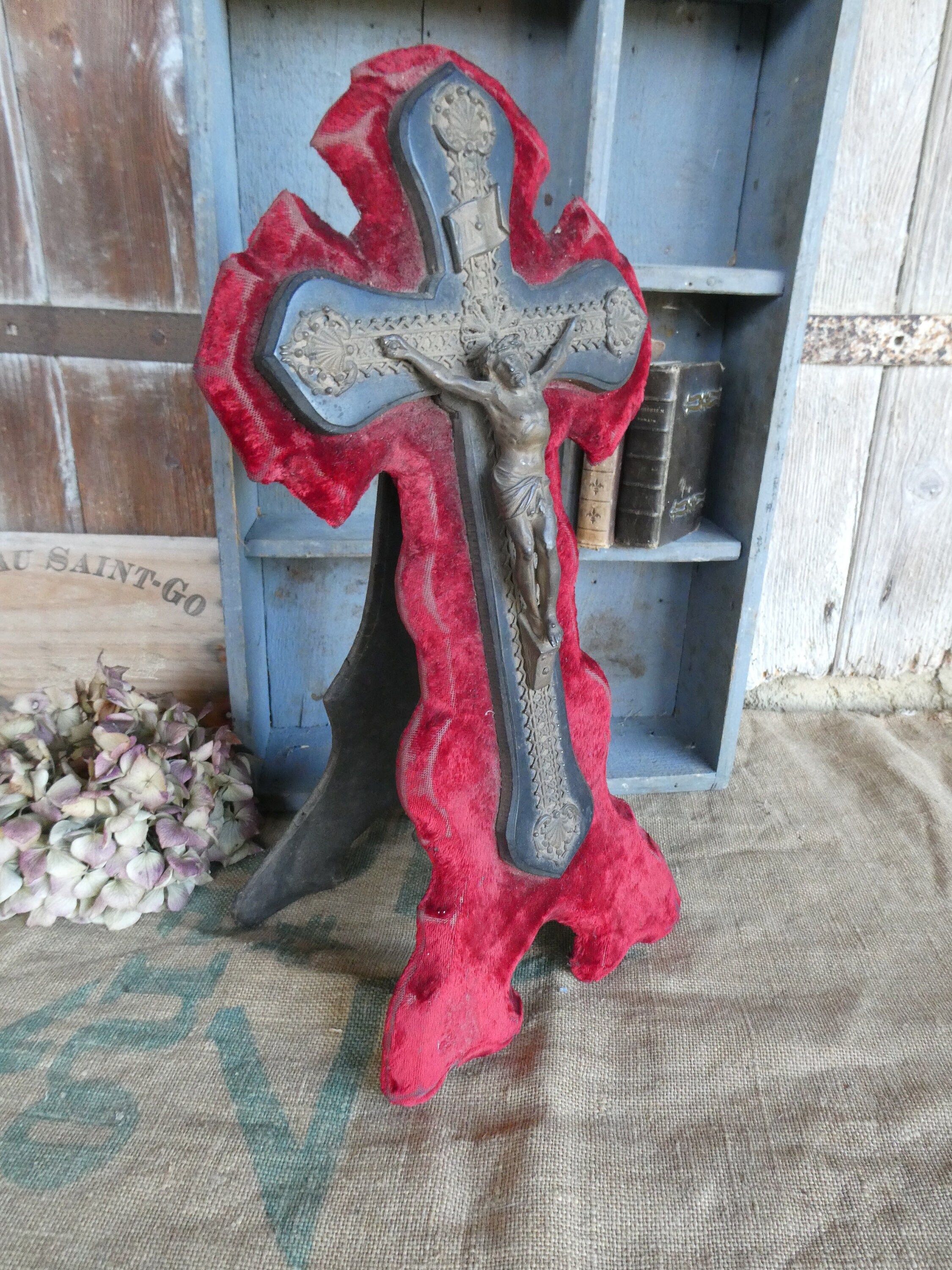 Superbe Chevalet Mount Antique Français Crucifix en Velours Peluche Du 19Ème Siècle, Art Religieux D