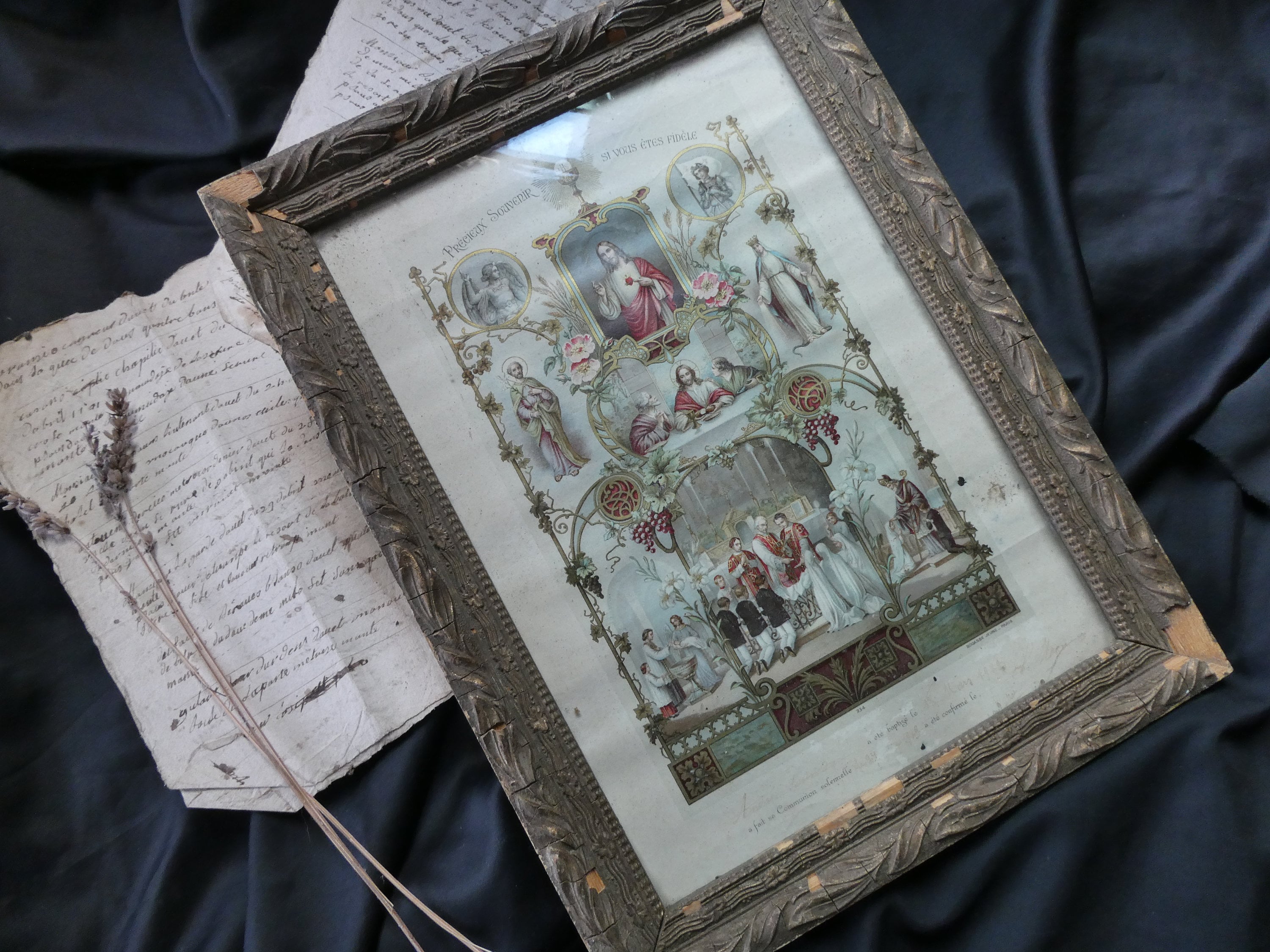 Certificat de Première Communion Chromolithographe Antique Français Dans Un Cadre Gesso Doré Usé Par