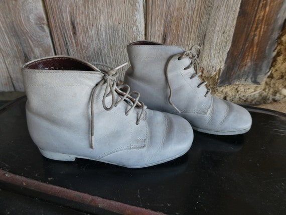 One Pair of Adorable Vintage French White Leather… - image 2