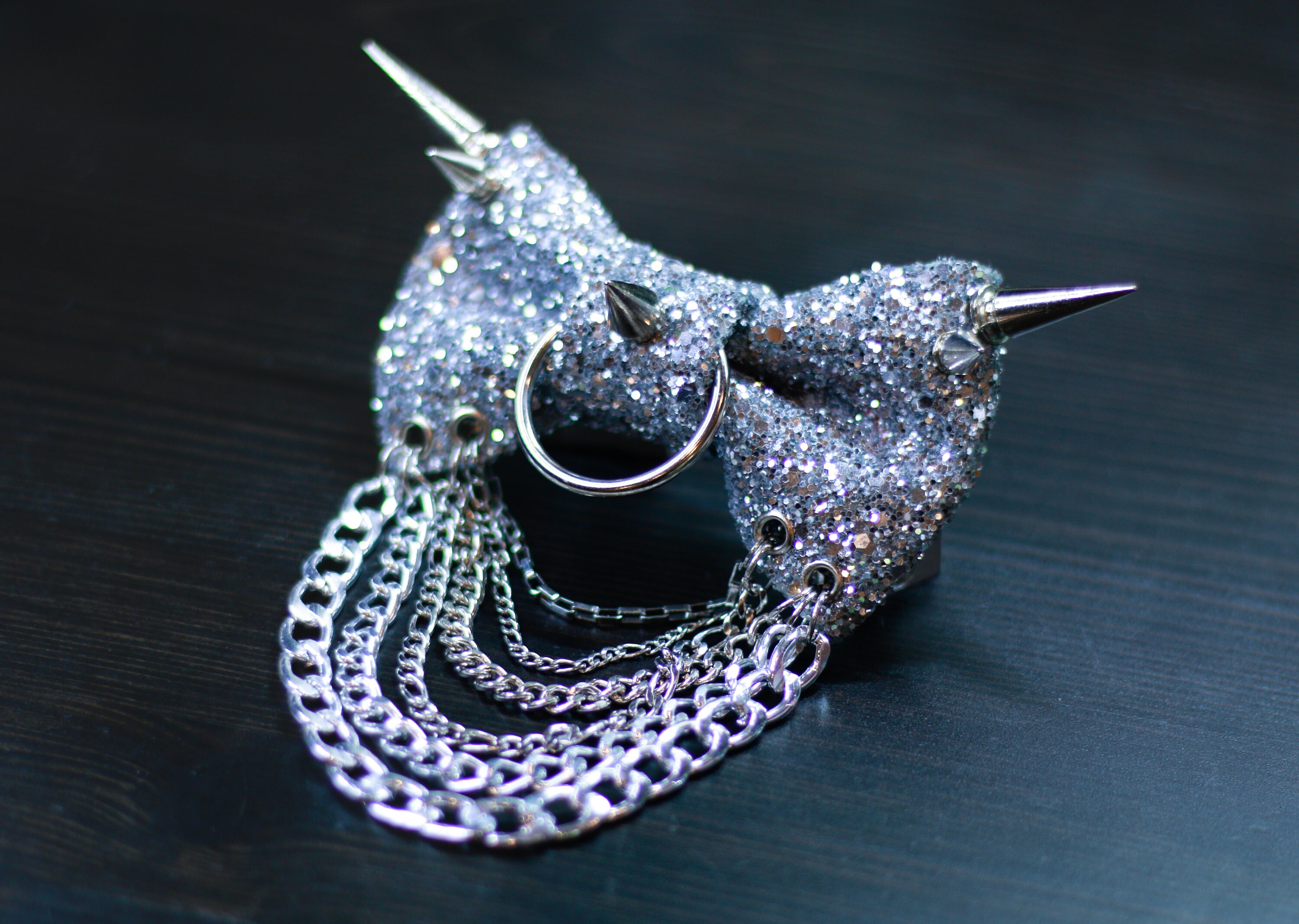 Silberfarbene Fliege mit Glitzer Spikes und Glitzer ""Vollmetall"""