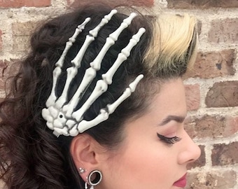 Giant skeleton hand hair clip
