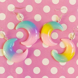 Hübsche Regenbogen Mondsichel Ohrstecker oder Clip auf Gold oder Silber haken