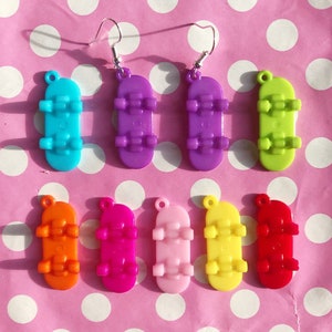 Pendientes de patineta Sk8er grrrl en rosa, azul, morado, verde, amarillo, rojo, naranja o rosa con cierre de gancho o clip.