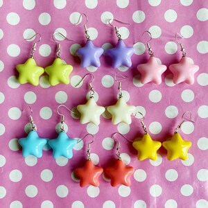 Lindos aretes de estrella de caramelo en verde, morado, rosa, blanco, azul, naranja o amarillo con gancho o clip.