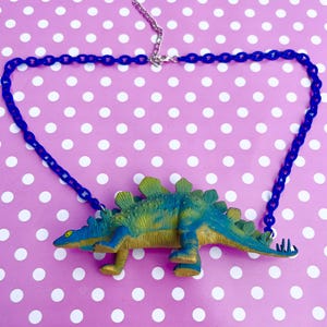 Collar de estegosaurio azul con cadena gruesa