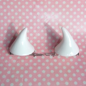 Schattige minihaarspeldjes van hars met duivelshoorn in wit
