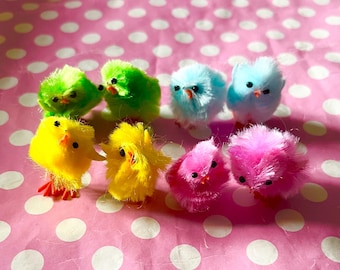 Brincos fofos de pintinho, com gancho, pino ou pressão, nas cores amarelo, azul, rosa ou verde.