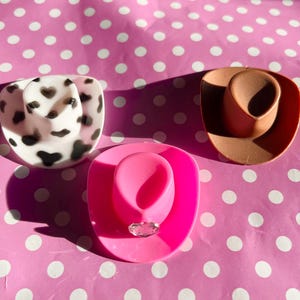 ¡Tres estilos! Bonito sombrero de vaquero para mascota, accesorio en rosa, marrón o estampado de vaca. imagen 2