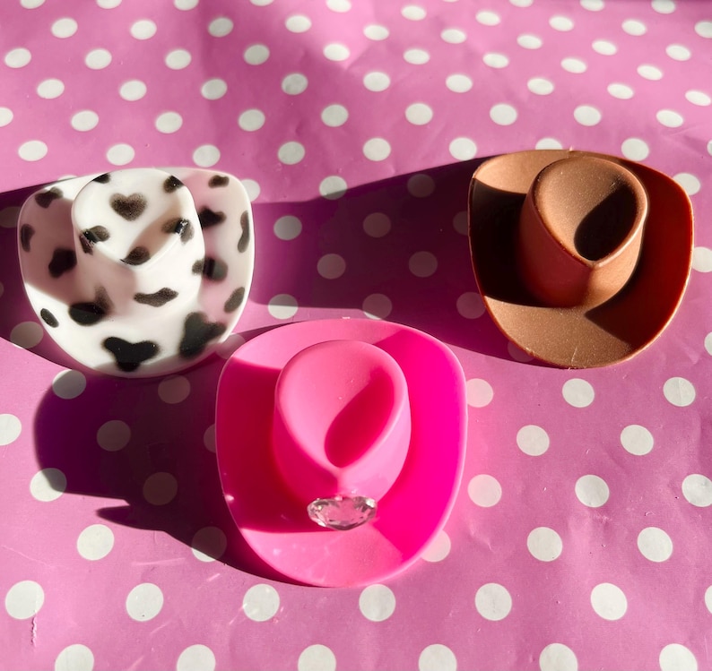 ¡Tres estilos! Bonito sombrero de vaquero para mascota, accesorio en rosa, marrón o estampado de vaca. imagen 2