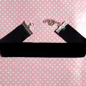 Thick plain black velvet choker image 2