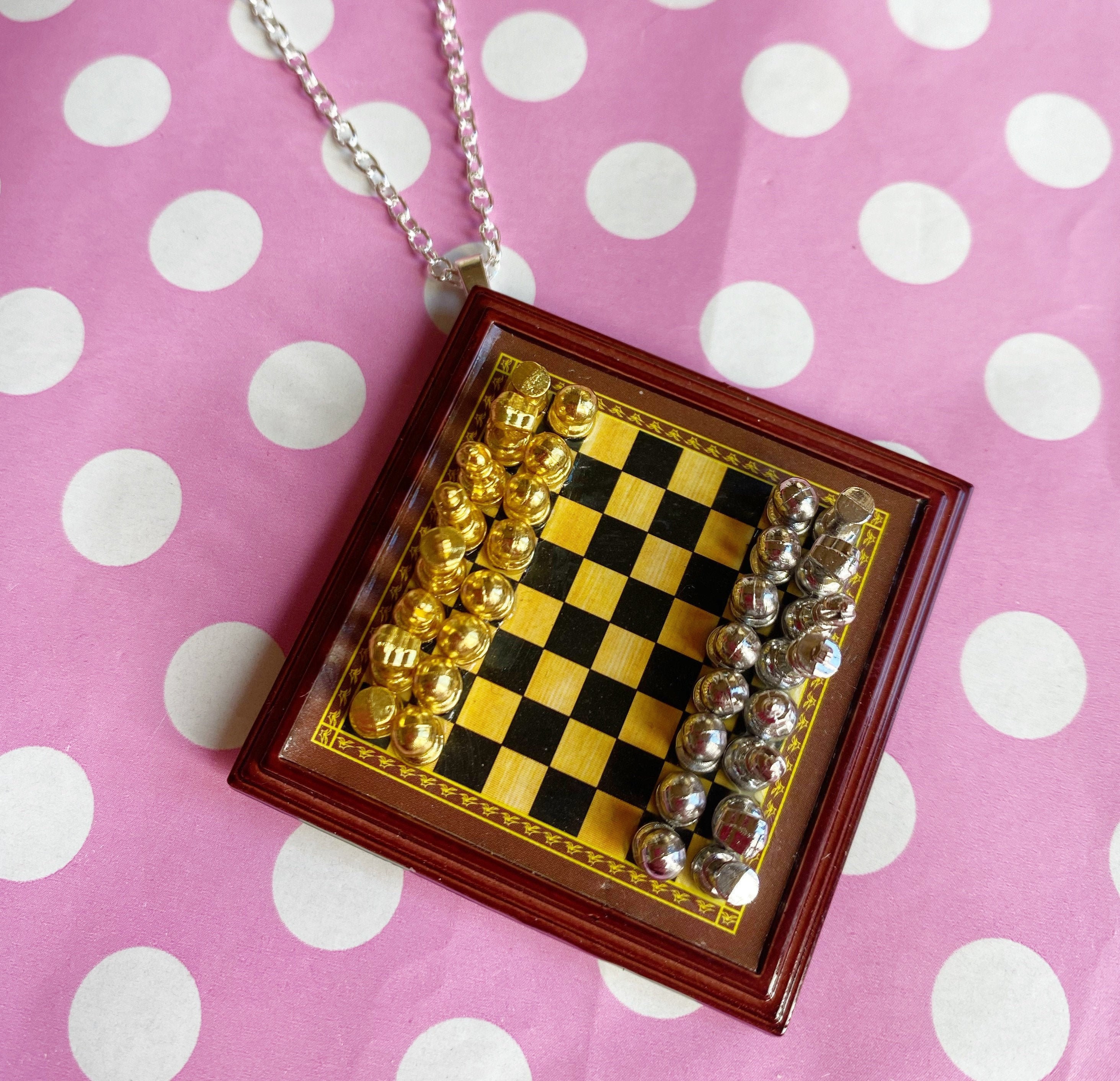 Collana con pezzi degli scacchi - Italia