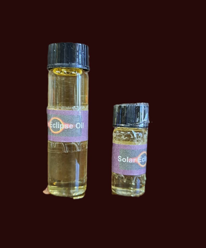K&ouml;nnte beinhalten: Zwei kleine Glasflaschen mit schwarzen Kappen, gef&uuml;llt mit einer klaren Fl&uuml;ssigkeit. Die Flaschen haben Etiketten mit dem Text "Eclipse Oil" und "Solar Ecli", jeweils.