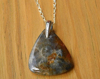 Collar triangular con colgante de coral fósil