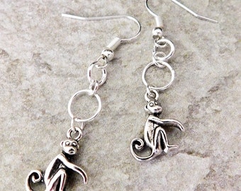 Pendientes colgantes de mono plateado