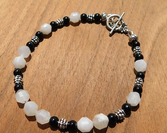 Elegante bracciale in pietra di luna e onice - Gioielli Yin Yang