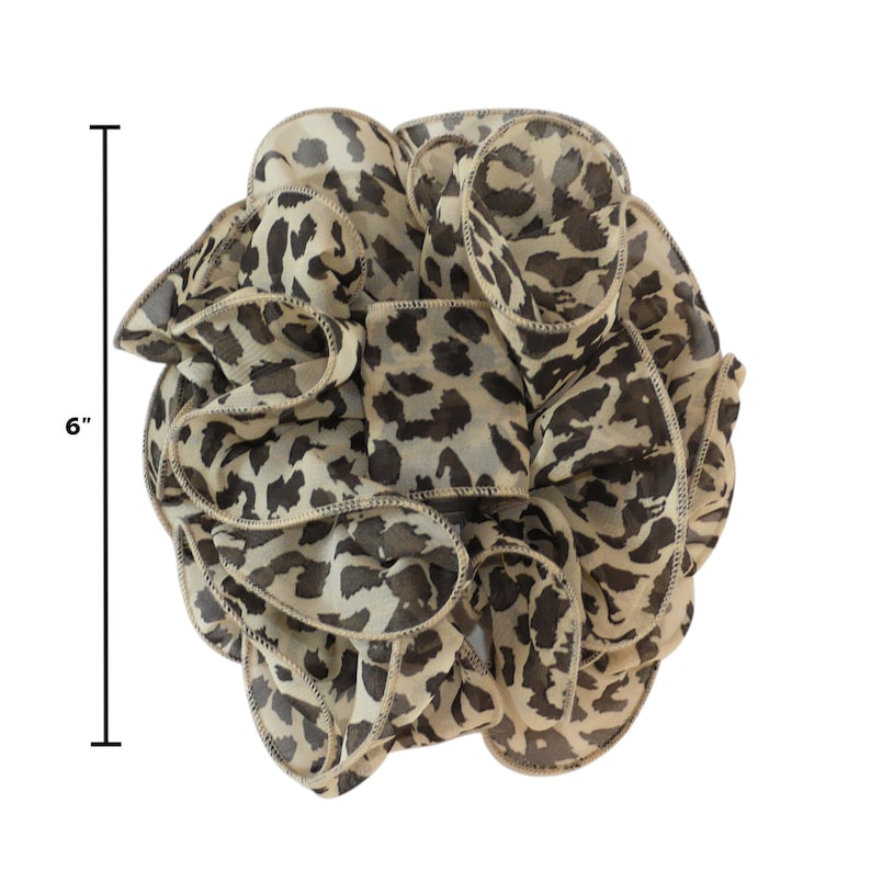以下が含まれることがあります： ヒョウ柄の装飾用布製フラワー。直径約15cm。ベージュと茶色の色合いの、ひだのある生地が何層にも重なり、立体感のあるテクスチャを形成しています。アニマルプリントのデザインが、大胆でスタイリッシュな印象を与えます。