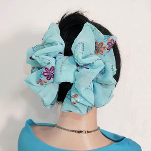 Große Türkis-Reihenfolge bestickte Chiffon-Gewebe-Haarschleife auf Kiefer-Klauenklemmen-Haarspange, elegante fantastische Frauen-Haarzusatz