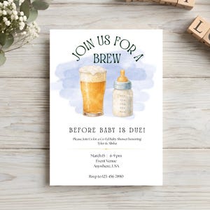 Op de afbeelding: Een set van drie keramische mokken met een gespikkelde, matte afwerking. De mokken zijn in crème, lichtbruin en donkerbruin. Elke mok heeft een eenvoudig, minimalistisch ontwerp.