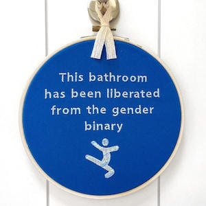 Este baño se ha liberado de la binariedad de género: letrero para baño para todos los géneros. Arte de bastidor de bordado para baño no binario, enmarcado y terminado