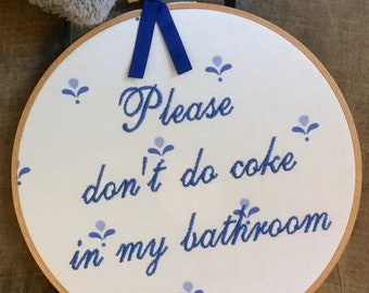 Doe alsjeblieft geen cola in het badkamerbord: subversieve borduurhoepel kunst afgewerkt en ingelijst. Snarky Saying Needlepoint voor Inwijdingsfeest Cadeau.