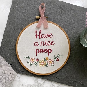 Completato il ricamo &quot;Goditi la cacca&quot;, divertente punto croce, cartello da bagno divertente fatto a mano, goditi la tua cacca, piccolo ricamo artistico