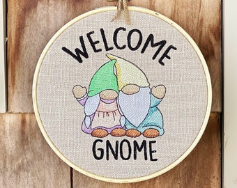 Gnome Welkomstbord: Grappige borduurring voor de voordeur, afgewerkt ingelijst en klaar om op te hangen!