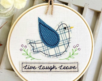 Live Laugh Leave Sign: Grappige voordeur 'geen verzoeken' die hangt. Snarky borduurhoepel kunst voor introverte mensen. Uniek housewarming cadeau-idee.