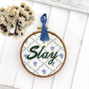 Slay：小さな刺繍枠で仕上げたアート作品。インスピレーションあふれるデスク、オフィス、キュービクルのデコレーションに最適です。額入りのモチベーションアップアイテムで、一日中頑張ろう！