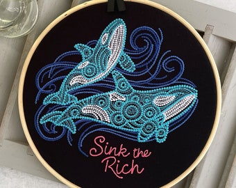 Sink the Rich: afgewerkte borduurringkunst. Orcas Uprising antikapitalistisch wanddecor. Sociale rechtvaardigheid grappig borduurwerk afgewerkt en ingelijst