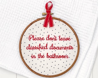 Laat alstublieft geen geheime documenten achter in de badkamer. Bord: Politieke humor Needlepoint. Afgewerkte geborduurde kunst. Grappig liberaal cadeau-idee